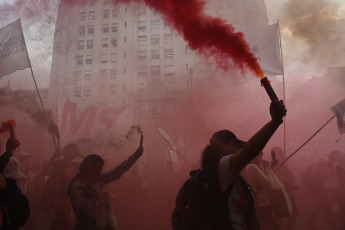 Buenos Aires, Argentina.- En las fotos tomadas el 4 de julio del 2023, organizaciones sociales marcharon a la sede de Desarrollo Social en reclamo de un aumento de programas de asistencia social y alimentos para los comedores populares. La jornada de protestas tuvo réplicas en Neuquén, Río Negro, Santa Fé, Corrientes, Misiones y otras provincias del interior del país a pocas semanas de las elecciones primarias.