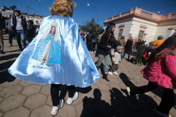 Corrientes, Argentina.- En las fotos tomadas el 16 de julio del 2023, se realizó la procesión náutica por el río Paraná, que incluye el encuentro de las imágenes de las vírgenes de Itatí con la de Caacupé, proveniente de Paraguay, en el marco de el 123° aniversario de la coronación pontificia de la Virgen de Itatí. Del evento, participaron más de 300.000 personas con el lema “Con María de Itatí, aprendemos a escuchar, discernir y misionar”. Itatí deviene de las palabras guaraníes "itá morotí", que significa “punta de piedra” y su abreviación da origen al nombre.