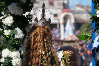 Corrientes, Argentina.- En las fotos tomadas el 16 de julio del 2023, se realizó la procesión náutica por el río Paraná, que incluye el encuentro de las imágenes de las vírgenes de Itatí con la de Caacupé, proveniente de Paraguay, en el marco de el 123° aniversario de la coronación pontificia de la Virgen de Itatí. Del evento, participaron más de 300.000 personas con el lema “Con María de Itatí, aprendemos a escuchar, discernir y misionar”. Itatí deviene de las palabras guaraníes "itá morotí", que significa “punta de piedra” y su abreviación da origen al nombre.