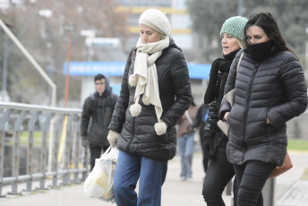 Santa Fe, Argentina.- En las fotos tomadas el 14 de julio del 2023, muestra las calles en medio de la ola de frío que atraviesa el país. El Servicio Meteorológico Nacional (SMN) emitió una alerta meteorológica amarilla por frío extremo en Buenos Aires y para más de 55 localidades de Argentina. Las temperaturas mínimas alcanzarán los -8°C para algunos sectores de la Patagonia y las máximas serán de 15°C en el centro del país. El alerta rige para las provincias de Santa Cruz, La Pampa, San Luis, Córdoba, Mendoza, San Juan, La Rioja, Chaco, Corrientes, Misiones, Formosa, Jujuy y Salta.