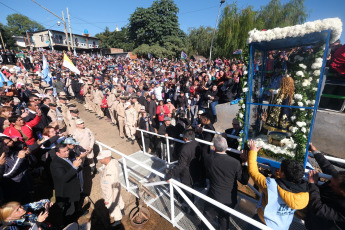 Corrientes, Argentina.- En las fotos tomadas el 16 de julio del 2023, se realizó la procesión náutica por el río Paraná, que incluye el encuentro de las imágenes de las vírgenes de Itatí con la de Caacupé, proveniente de Paraguay, en el marco de el 123° aniversario de la coronación pontificia de la Virgen de Itatí. Del evento, participaron más de 300.000 personas con el lema “Con María de Itatí, aprendemos a escuchar, discernir y misionar”. Itatí deviene de las palabras guaraníes "itá morotí", que significa “punta de piedra” y su abreviación da origen al nombre.