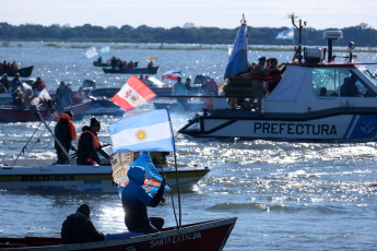 Corrientes, Argentina.- En las fotos tomadas el 16 de julio del 2023, se realizó la procesión náutica por el río Paraná, que incluye el encuentro de las imágenes de las vírgenes de Itatí con la de Caacupé, proveniente de Paraguay, en el marco de el 123° aniversario de la coronación pontificia de la Virgen de Itatí. Del evento, participaron más de 300.000 personas con el lema “Con María de Itatí, aprendemos a escuchar, discernir y misionar”. Itatí deviene de las palabras guaraníes "itá morotí", que significa “punta de piedra” y su abreviación da origen al nombre.