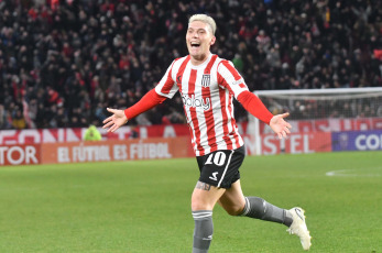 Buenos Aires, Argentina.- En las fotos tomadas el 18 de julio del 2023, durante el partido entre Estudiantes de La Plata y Barcelona de Guayaquil en el Estadio Jorge Luis Hirschi por la Copa Sudamericana. Estudiantes superó 4-0 a Barcelona de Guayaquil y se clasificó a los octavos de final de la Copa Sudamericana. Mauro Méndez marcó un doblete y Benjamín Rollheiser amplió las diferencias con un gol para el equipo local. En el segundo tiempo Guido Carrillo anotó el cuarto. Con este resultado el Pincha revirtió la derrota 2-1 en el partido de ida.