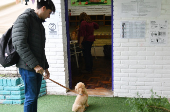 Córdoba, Argentina.- En las fotos tomadas el 23 de julio del 2023, las personas emiten su voto en las elecciones para renovar autoridades municipales de la ciudad de Córdoba. Escrutadas el 99