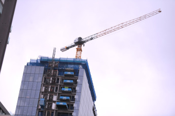 Auckland, Nueva Zelanda.- En las fotos tomadas el 19 de julio del 2023, muestra el lugar donde ocurrió un tiroteo en la ciudad neozelandesa de Auckland. Un hombre armado se subió a un edificio en construcción en el centro de Auckland y abrió fuego a pocas horas del comienzo del Mundial Femenino de fútbol. El hecho, dejó 2 personas muertas. La policía encontró también el cadáver del tirador en el hueco de un ascensor, según las autoridades.