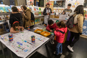 Buenos Aires, Argentina.- En las fotos tomadas el 14 de julio del 2023, argentinos visitan los stands de la Feria del Libro Infantil y Juvenil en el Centro Cultural Kirchner (CCK). Más de 100 espectáculos de narración, 200 talleres de ciencia, más de 100 talleres de ilustración, un festival de historieta para chicos entre 6 y 12 años y otro para jóvenes lectores de entre 13 y 17, son solo algunas de las actividades que integran este gran evento cultural de la literatura infantil y juvenil.