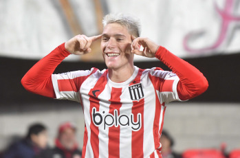 Buenos Aires, Argentina.- En las fotos tomadas el 18 de julio del 2023, durante el partido entre Estudiantes de La Plata y Barcelona de Guayaquil en el Estadio Jorge Luis Hirschi por la Copa Sudamericana. Estudiantes superó 4-0 a Barcelona de Guayaquil y se clasificó a los octavos de final de la Copa Sudamericana. Mauro Méndez marcó un doblete y Benjamín Rollheiser amplió las diferencias con un gol para el equipo local. En el segundo tiempo Guido Carrillo anotó el cuarto. Con este resultado el Pincha revirtió la derrota 2-1 en el partido de ida.