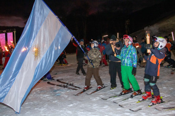 Ushuaia, Argentina.- En las fotos tomadas el 8 de julio del 2023, una multitud presenció la bajada de antorchas en la Fiesta Nacional del Invierno en Ushuaia, la cual se lleva a cabo desde hace 22 años. Este año, se obtuvo el carácter nacional del evento, celebrándose la "Primera Edición de la Fiesta Nacional del Invierno".