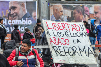 Jujuy, Argentina.- En las fotos tomadas el 17 de julio del 2023, nueve personas que permanecían detenidas en el penal del barrio Alto Comedero, de San Salvador de Jujuy, acusadas de cometer delitos en protestas contra la reforma constitucional aprobada el 20 de junio pasado, fueron liberadas por orden del juez de Control de Jujuy Rodolfo Fernández. En Jujuy, así como en la Ciudad de Buenos Aires, se mantenían las manifestaciones exigiendo la libertad y el cese de la persecusión de parte del gobierno de Gerardo Morales.