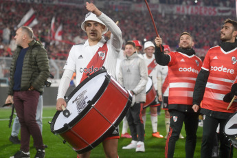 Buenos Aires, Argentina.- En las fotos tomadas el 15 de julio del 2023, River Plate celebra su inminente consagración en la Liga Profesional de Fútbol (LPF) tras el partido con Estudiantes de La Plata en el Monumental. River Plate venció a Estudiantes de La Plata por 3 a 1 y se coronó campeón de la Liga Profesional de Fútbol con dos fechas de anticipación, acompañado por 86.000 fervorosos hinchas que vivieron una fiesta completa en el Monumental.