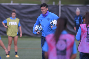 Auckland, Nueva Zelanda.- En las fotos tomadas el 18 de julio del 2023, las jugadoras de la Selección Argentina durante su primer entrenamiento abierto en el Michael Ave´s Reserve de Ellerslie, en Auckland. La Selección de Italia es el primer rival de Argentina. Luego de una gran crisis futbolística, el conjunto europeo está recuperando el nivel de su época dorada y ante eso deberán enfrentarse las dirigidas por Germán Portanova.