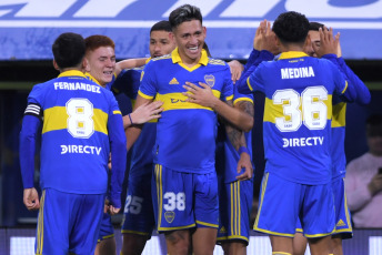 Buenos Aires, Argentina.- En las fotos tomadas el 10 de julio del 2023, durante el partido entre Boca Juniors y Huracán en la Bombonera por la fecha 24 de la Liga Profesional. Con gol de Luis Vázquez, Boca Juniors derrotó 1-0 a Huracán y regresó a la victoria. El Globo suma 14 partidos sin ganar y es su cuarta derrota seguida.