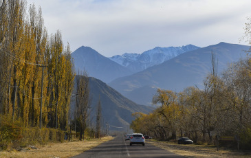 Mendoza, Argentina.- En las fotos tomadas el 7 de julio del 2023, turistas visitan la ciudad de Mendoza durante las vacaciones de invierno. Autoridades turísticas de la Argentina esperan que, en la temporada turística invernal, se ingresen unos 1.000 millones de dólares por gastos provenientes del casi millón y medio de visitantes extranjeros que se prevé recibir. "Esperamos más de 5,5 millones de turistas, con 1,5 millones de turistas del exterior, y un impacto económico de más de 1.000 millones de dólares en términos de turistas extranjeros", dijo el ministro de Turismo y Deportes de Argentina, Matías Lammens.