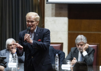 Buenos Aires, Argentina.- En las fotos tomadas el 27 de julio del 2023, el director de la NASA, Bill Nelson, durante una actividad abierta junto a estudiantes y docentes en la Facultad de Ingeniería de la Universidad de Buenos Aires en el marco de una visita en la Argentina luego de haber estado en Brasil y previo a su escala final en Colombia, durante una gira sudamericana. Nelson, afirmó que la NASA está preparando un documento final que será difundido este año, en el que aborda el punto de vista científico sobre la posible existencia de vida extraterrestre.