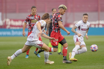 Buenos Aires, Argentina.- En las fotos tomadas el 30 de julio del 2023, durante el partido entre Lanús y Barracas Central por la fecha 27 de la LPF 2023 en el Estadio Ciudad de Lanús Néstor Díaz Pérez. Lanús venció 2-0 a Barracas Central y logró meterse en la zona de clasificación para la Copa Libertadores de América. El Granate se impuso con los goles de Pedro De la Vega y Franco Troyanski.