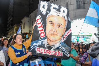 Jujuy, Argentina.- En las fotos tomadas el 5 de julio del 2023, gremios docentes y estatales continúan con las movilizaciones en demanda de recomposición salarial para ambos sectores. El rápido tratamiento y aprobación de la reforma parcial de la Constitución de Jujuy, entre protestas multitudinarias, implicó en su proceso reiterados hechos de represión, allanamientos controvertidos, el armado de causas y detenciones cuestionadas por colectivos de derechos humanos, al cumplirse este miércoles un mes del inicio de las protestas.