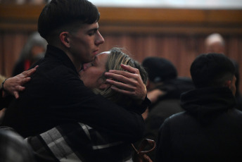 Buenos Aires, Argentina.- En las fotos tomadas el 11 de julio del 2023, la Justicia penal condenó a prisión perpetua a tres agentes de la Policía de la Ciudad de Buenos Aires por el “homicidio agravado por alevosía y odio racial” de Lucas González, un joven de 17 años que falleció en 2021 tras recibir varios disparos, según el fallo del Tribunal Oral en lo Criminal N° 25. Los condenados son el inspector Gabriel Alejandro Isassi, el oficial mayor Juan José López y el oficial Fabián Andrés Nieva, miembros de la División Brigadas y Sumarios 6 de la Comuna 4 de la Policía de la Capital.