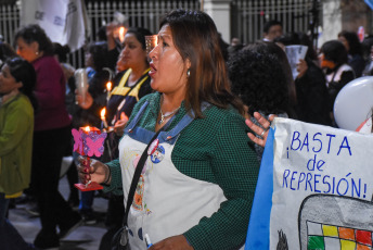 Jujuy, Argentina.- En las fotos tomadas el 5 de julio del 2023, gremios docentes y estatales continúan con las movilizaciones en demanda de recomposición salarial para ambos sectores. El rápido tratamiento y aprobación de la reforma parcial de la Constitución de Jujuy, entre protestas multitudinarias, implicó en su proceso reiterados hechos de represión, allanamientos controvertidos, el armado de causas y detenciones cuestionadas por colectivos de derechos humanos, al cumplirse este miércoles un mes del inicio de las protestas.