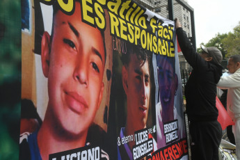 Buenos Aires, Argentina.- En las fotos tomadas el 11 de julio del 2023, la Justicia penal condenó a prisión perpetua a tres agentes de la Policía de la Ciudad de Buenos Aires por el “homicidio agravado por alevosía y odio racial” de Lucas González, un joven de 17 años que falleció en 2021 tras recibir varios disparos, según el fallo del Tribunal Oral en lo Criminal N° 25. Los condenados son el inspector Gabriel Alejandro Isassi, el oficial mayor Juan José López y el oficial Fabián Andrés Nieva, miembros de la División Brigadas y Sumarios 6 de la Comuna 4 de la Policía de la Capital.