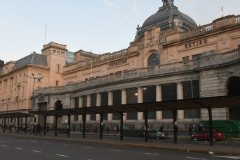 Buenos Aires, Argentina.- En las fotos tomadas el 7 de julio del 2023, muestra las calles de Buenos Aires en medio del paro de colectivos. Un paro de colectivos y una medida de fuerza sorpresiva en el Tren Sarmiento de empleados jerárquicos que reclaman la homologación del Convenio Colectivo -firmado en enero de 2022- dejó sin poder viajar a millones de pasajeros que buscaron formas alternativas para poder llegar al trabajo.