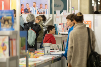 Buenos Aires, Argentina.- En las fotos tomadas el 14 de julio del 2023, argentinos visitan los stands de la Feria del Libro Infantil y Juvenil en el Centro Cultural Kirchner (CCK). Más de 100 espectáculos de narración, 200 talleres de ciencia, más de 100 talleres de ilustración, un festival de historieta para chicos entre 6 y 12 años y otro para jóvenes lectores de entre 13 y 17, son solo algunas de las actividades que integran este gran evento cultural de la literatura infantil y juvenil.