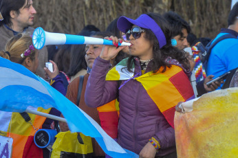 Jujuy, Argentina.- En las fotos tomadas el 25 de julio del 2023, comunidades indígenas integrantes del tercer Malón de la Paz iniciaron desde La Quiaca una marcha rumbo a Buenos Aires en defensa de sus territorios, de sus recursos naturales y contra la reforma constitucional impulsada por el gobernador Gerardo Morales. La mayoría automática de Juntos por el Cambio en la legislatura provincial impuso la creación de una comisión especial para identificar a quienes participaron de las movilizaciones. Asimismo, se aprobó el aumento de la multa económica por las contravenciones.