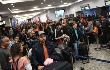 Buenos Aires, Argentina.- En las fotos tomadas el 12 de julio del 2023, muestra el colapso en el Aeroparque Jorge Newbery por una medida de fuerza gremial de Intercargo. Se combinó con complicaciones climáticas y una caída del sistema de Aerolíneas Argentinas. El paro tuvo réplicas en terminales como Salta y Mendoza. Al menos 50 vuelos sufrieron demoras y cancelaciones y unos 6.000 pasajeros se vieron afectados en vísperas de las vacaciones de invierno.