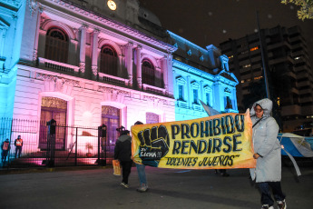 Jujuy, Argentina.- En las fotos tomadas el 18 de julio del 2023, espacios sindicales, pueblos originarios, organizaciones sociales y de derechos humanos de Jujuy hicieron una nueva marcha de antorchas en la capital bajo la consigna "arriba los derechos, abajo la reforma", que enmarca las sostenidas protestas contra las modificaciones en la Carta Magna local impulsadas por el gobernador Gerardo Morales.