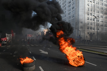 Buenos Aires, Argentina.- En las fotos tomadas el 4 de julio del 2023, organizaciones sociales marcharon a la sede de Desarrollo Social en reclamo de un aumento de programas de asistencia social y alimentos para los comedores populares. La jornada de protestas tuvo réplicas en Neuquén, Río Negro, Santa Fé, Corrientes, Misiones y otras provincias del interior del país a pocas semanas de las elecciones primarias.