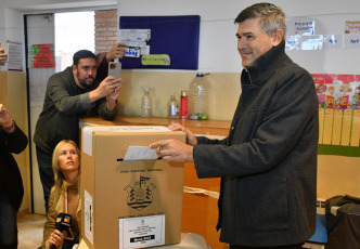 Córdoba, Argentina.- En las fotos tomadas el 23 de julio del 2023, las personas emiten su voto en las elecciones para renovar autoridades municipales de la ciudad de Córdoba. Escrutadas el 99