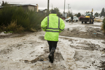 Bariloche, Argentina.- En las fotos tomadas el 5 de julio del 2023, muestra las zonas afectadas por las intensas lluvias en Bariloche, Argentina. El Servicio Meteorológico Nacional pronóstico nevadas en diferentes áreas de las provincias de Río Negro, Neuquén y Chubut emitiendo el estado de alerta naranja. En Bariloche el área seguirá afectada por lluvias fuertes y persistentes con valores de lluvia acumulada de entre 40 y 80 mm. Mientras que en las zonas más altas de la cordillera la precipitación podría ser en forma de nieve según el informe del SMN.