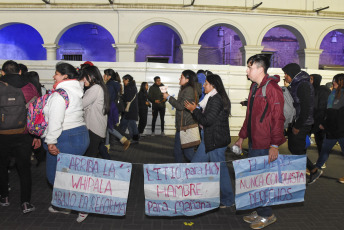 Jujuy, Argentina.- En las fotos tomadas el 30 de junio del 2023, muestra una nueva marcha de antorchas contra la reforma constitucional de la provincia que impulsó el gobernador local y precandidato vicepresidencial de Juntos por el Cambio (JxC), Gerardo Morales, y denunciaron que esa modificación de la Carta Magna del distrito se hizo de "espaldas al pueblo".