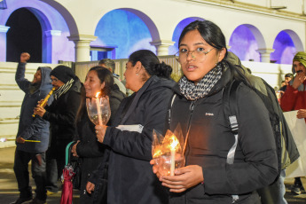 Jujuy, Argentina.- En las fotos tomadas el 18 de julio del 2023, espacios sindicales, pueblos originarios, organizaciones sociales y de derechos humanos de Jujuy hicieron una nueva marcha de antorchas en la capital bajo la consigna "arriba los derechos, abajo la reforma", que enmarca las sostenidas protestas contra las modificaciones en la Carta Magna local impulsadas por el gobernador Gerardo Morales.