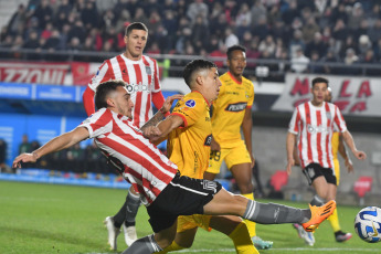 Buenos Aires, Argentina.- En las fotos tomadas el 18 de julio del 2023, durante el partido entre Estudiantes de La Plata y Barcelona de Guayaquil en el Estadio Jorge Luis Hirschi por la Copa Sudamericana. Estudiantes superó 4-0 a Barcelona de Guayaquil y se clasificó a los octavos de final de la Copa Sudamericana. Mauro Méndez marcó un doblete y Benjamín Rollheiser amplió las diferencias con un gol para el equipo local. En el segundo tiempo Guido Carrillo anotó el cuarto. Con este resultado el Pincha revirtió la derrota 2-1 en el partido de ida.