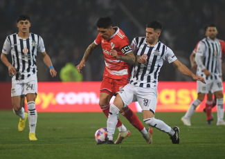 Mendoza, Argentina.- En las fotos tomadas el 20 de julio del 2023, durante el partido entre River Plate y Talleres por los 16avos de la Copa Argentina en el Estadio Malvinas Argentina. River Plate quedó eliminado en los 16avos de final de la Copa Argentina tras caer 1 a 0 con Talleres de Córdoba, que se impuso por el tanto de Rodrigo Garro a los 42 minutos del primer tiempo. El Millonario, que venía de obtener el título de la Liga Profesional el último sábado, es la tercera vez que queda eliminado en esta instancia de la Copa.