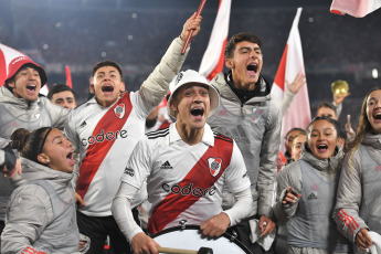 Buenos Aires, Argentina.- En las fotos tomadas el 15 de julio del 2023, River Plate celebra su inminente consagración en la Liga Profesional de Fútbol (LPF) tras el partido con Estudiantes de La Plata en el Monumental. River Plate venció a Estudiantes de La Plata por 3 a 1 y se coronó campeón de la Liga Profesional de Fútbol con dos fechas de anticipación, acompañado por 86.000 fervorosos hinchas que vivieron una fiesta completa en el Monumental.