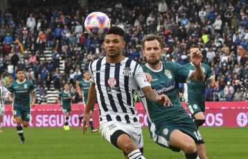 Buenos Aires, Argentina.- En las fotos tomadas el 24 de julio del 2023, durante el partido entre Gimnasia y Talleres en el estadio Kempes Nahuel Bustos. Talleres empató 2-2 con Gimnasia, Gastón Benavídez abrieron el marcador para la T, pero el Lobo igualó las acciones con doblete de Eric Ramírez.