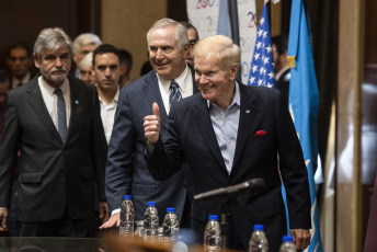 Buenos Aires, Argentina.- En las fotos tomadas el 27 de julio del 2023, el director de la NASA, Bill Nelson (derecha), durante una actividad abierta junto a estudiantes y docentes en la Facultad de Ingeniería de la Universidad de Buenos Aires en el marco de una visita en la Argentina luego de haber estado en Brasil y previo a su escala final en Colombia, durante una gira sudamericana. Nelson, afirmó que la NASA está preparando un documento final que será difundido este año, en el que aborda el punto de vista científico sobre la posible existencia de vida extraterrestre.