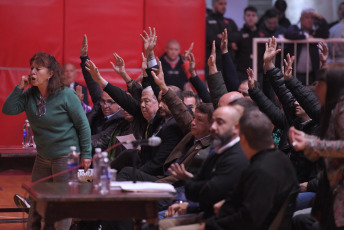 Buenos Aires, Argentina.- En las fotos tomadas el 6 de julio del 2024, durante la Asamblea de Representantes del Club Independiente, donde Néstor Grindetti fue elegido como presidente y ocupará el cargo hasta 2026. La Asamblea determinó que el dirigente de 68 años, que también es precandidato a Gobernador de la Provincia de Buenos Aires por el espacio Juntos por el Cambio, en la lista que encabeza Patricia Bullrich, seguirá desempeñándose en el cargo que ocupaba de forma provisoria.