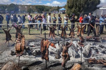 San Juan, Argentina.- In the photos taken on July 14, 2023, people buy barbecue in the midst of the economic situation that the country is going through. Argentina registered in June the second highest inflation in Latin America and the third highest in the world with 115.6% reported by INDEC. In Latin America, the country was second behind Venezuela, which, however, in line with other countries, shows a slowdown in the annual price index.