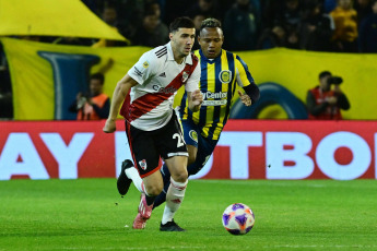 Rosario, Argentina.- En las fotos tomadas el 23 de julio del 2023, durante el partido entre River Plate y Rosario Central, en el Gigante de Arroyito, en un partido válido por la 26ta y penúltima fecha de la Liga Profesional de Fútbol. River en condición de visitante empató con Rosario Central 3 a 3. El equipo dirigido por Miguel Ángel Russo se enfrentará en la siguiente jornada ante Belgrano, mientras que River jugará ante Racing Club.