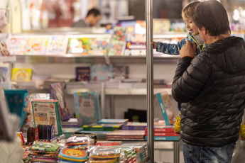 Buenos Aires, Argentina.- En las fotos tomadas el 14 de julio del 2023, argentinos visitan los stands de la Feria del Libro Infantil y Juvenil en el Centro Cultural Kirchner (CCK). Más de 100 espectáculos de narración, 200 talleres de ciencia, más de 100 talleres de ilustración, un festival de historieta para chicos entre 6 y 12 años y otro para jóvenes lectores de entre 13 y 17, son solo algunas de las actividades que integran este gran evento cultural de la literatura infantil y juvenil.