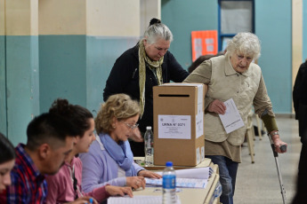 Chubut, Argentina.- En las fotos tomadas el 30 de julio del 2023, las personas emitieron su voto en las elecciones para elegir nuevo gobernador en la provincia de Chubut. Tras una elección reñida, el actual senador y candidato de Juntos por el Cambio fue electo gobernador al imponerse ante Juan Pablo Luque. Con 35 años sucederá a Mariano Arcioni