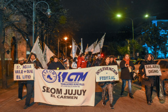 Jujuy, Argentina.- En las fotos tomadas el 18 de julio del 2023, espacios sindicales, pueblos originarios, organizaciones sociales y de derechos humanos de Jujuy hicieron una nueva marcha de antorchas en la capital bajo la consigna "arriba los derechos, abajo la reforma", que enmarca las sostenidas protestas contra las modificaciones en la Carta Magna local impulsadas por el gobernador Gerardo Morales.