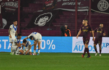 Lanús, Argentina.- En las fotos tomadas el 4 de julio del 2023, durante el partido entre Vélez y Lanús en la jornada 23 de la Liga Profesional Argentina en el Estadio Ciudad de Lanús. Vélez venció por 1-0 a Lanús como visitante, con gol de Walter Bou, a los 42 minutos. En la próxima fecha, Vélez se medirá con Godoy Cruz, mientras que Lanús tendrá como rival a Defensa y Justicia.