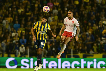 Rosario, Argentina.- En las fotos tomadas el 5 de julio del 2023, durante el partido entre Rosario Central y Estudiantes de La Plata por la fecha 23 de la Liga Profesional 2023 en el estadio Gigante de Arroyito. Rosario Central y Estudiantes empataron sin goles, con este resultado, el anfitrión del partido llegó a 36 puntos y se ubicó en el séptimo puesto. Por su parte, el equipo visitante se quedó en 38 unidades y está en el quinto lugar en el torneo.