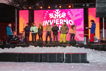 Ushuaia, Argentina.- En las fotos tomadas el 8 de julio del 2023, una multitud presenció la bajada de antorchas en la Fiesta Nacional del Invierno en Ushuaia, la cual se lleva a cabo desde hace 22 años. Este año, se obtuvo el carácter nacional del evento, celebrándose la "Primera Edición de la Fiesta Nacional del Invierno".