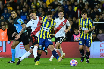 Rosario, Argentina.- En las fotos tomadas el 23 de julio del 2023, durante el partido entre River Plate y Rosario Central, en el Gigante de Arroyito, en un partido válido por la 26ta y penúltima fecha de la Liga Profesional de Fútbol. River en condición de visitante empató con Rosario Central 3 a 3. El equipo dirigido por Miguel Ángel Russo se enfrentará en la siguiente jornada ante Belgrano, mientras que River jugará ante Racing Club.