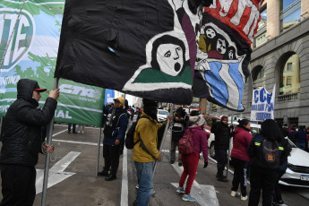 Buenos Aires, Argentina.- En las fotos tomadas el 13 de julio del 2023, organizaciones sociales se concentraron y marcharon por un aumento del salario mínimo. El Consejo del Salario Mínimo, Vital y Móvil aprobó este jueves por mayoría un aumento del 34 % en tres tramos (julio a septiembre), lo que elevará ese ingreso a 105.500 pesos este mes, a 112.500 en agosto y a 118.000 pesos en septiembre.