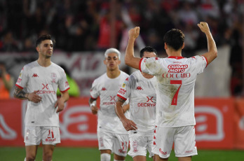 Buenos Aires, Argentina.- En las fotos tomadas el 30 de julio del 2023, durante el partido entre Huracán y Vélez por la 27ma. y última fecha de la Liga Profesional de Fútbol en el estadio Tomás Adolfo Ducó. Huracán derrotó a Vélez Sarsfield por 1-0 como local. Tras el encuentro, el defensor uruguayo de los de Liniers, Diego Godín, anunció su retiro del fútbol.